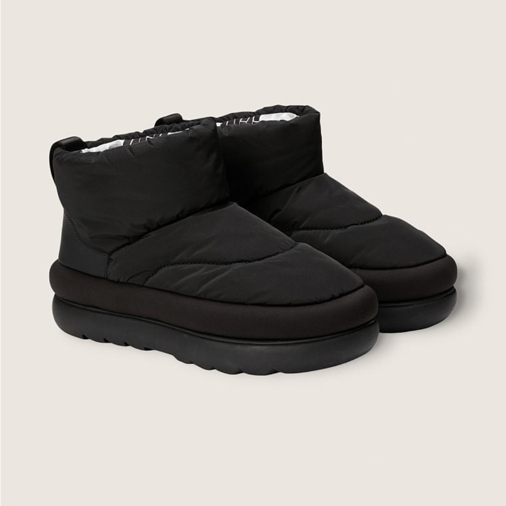 UGG®
CLASSIC MAXI MINI size 7
Black